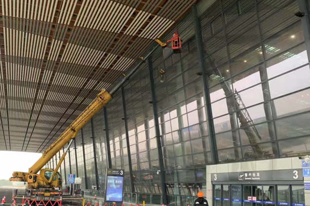 宝山玻璃幕墙维护和保养